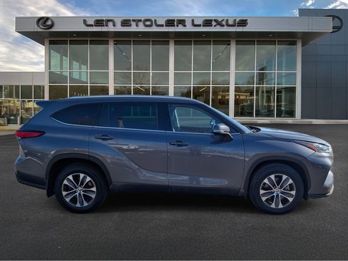 Used 2020 Toyota Highlander XLE image 2