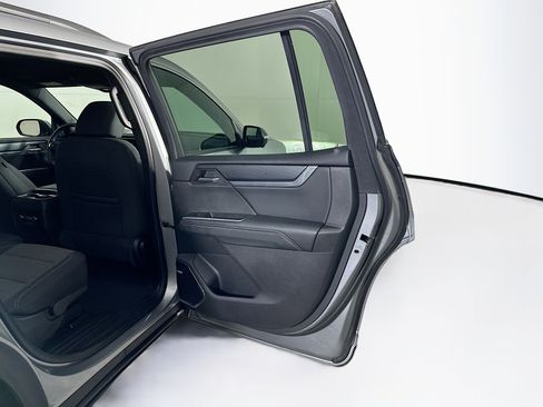 Used 2025 GMC Acadia Elevation image 32