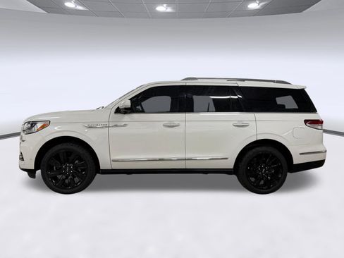 Used 2023 Lincoln Navigator Reserve AWD/4WD image 2