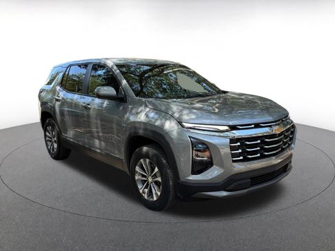Used 2025 Chevrolet Equinox LT FWD image 2