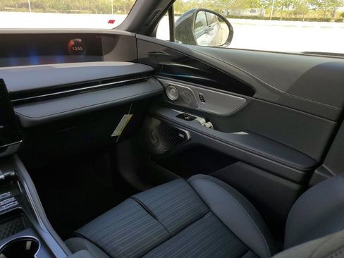 New 2025 Lincoln Nautilus Reserve image 12