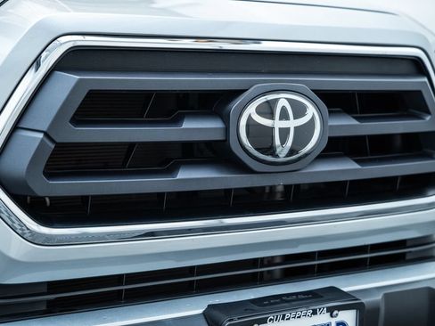 Certified 2022 Toyota Tacoma SR5 AWD/4WD image 13