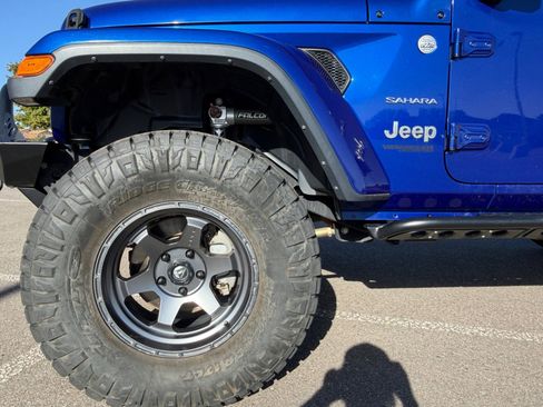 Used 2018 Jeep Wrangler Unlimited Sahara AWD/4WD image 10