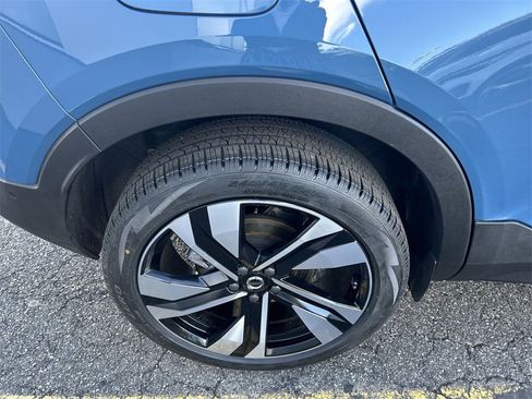 Certified 2024 Volvo XC40 B5 Plus w/ Protection Package Premier image 12