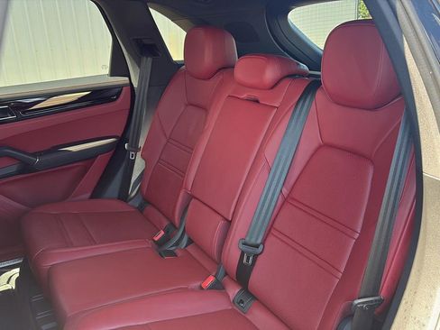 Used 2022 Porsche Cayenne image 19