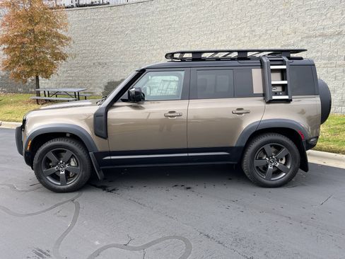 Used 2023 Land Rover Defender 110 X-Dynamic SE image 4