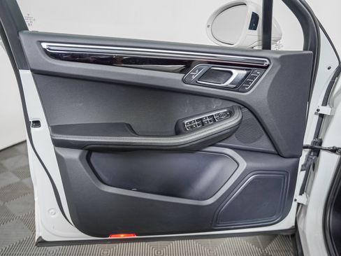 Certified 2023 Porsche Macan AWD/4WD image 26