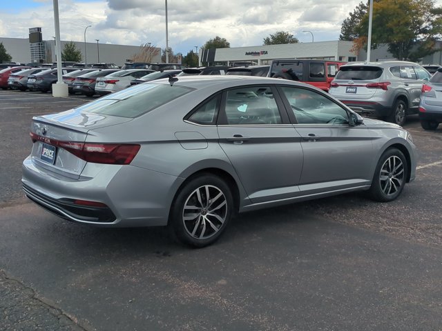 Used 2025 Volkswagen Jetta SE FWD image 5