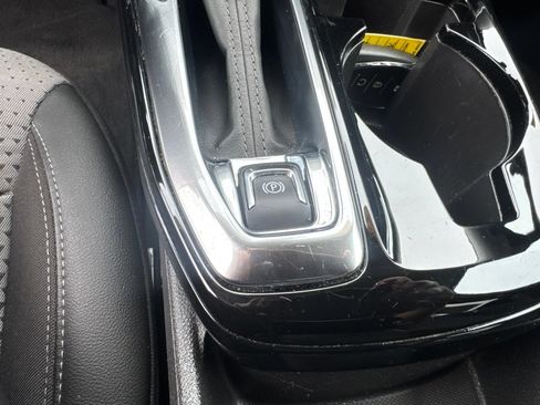 Used 2025 Chevrolet Trax LT FWD image 24
