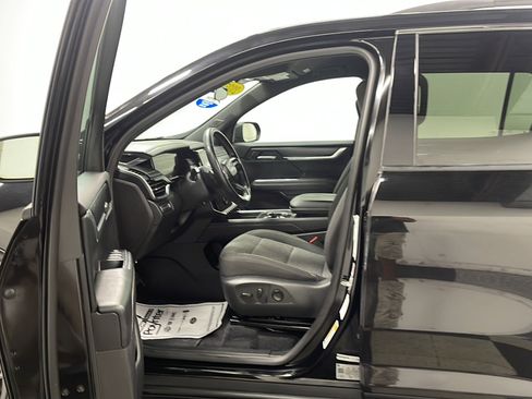 Used 2025 GMC Acadia Elevation AWD/4WD image 2