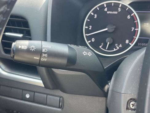 Used 2025 Nissan Rogue SV FWD image 25