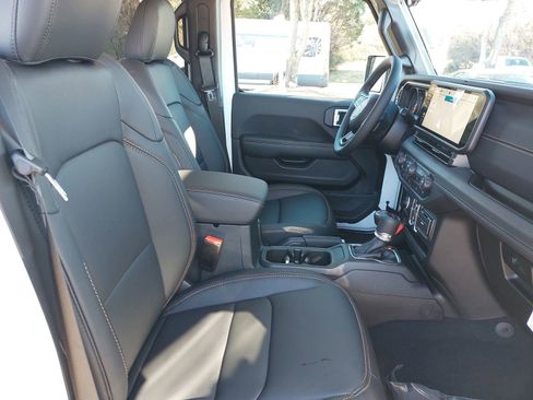 New 2026 Jeep Gladiator Sahara image 10