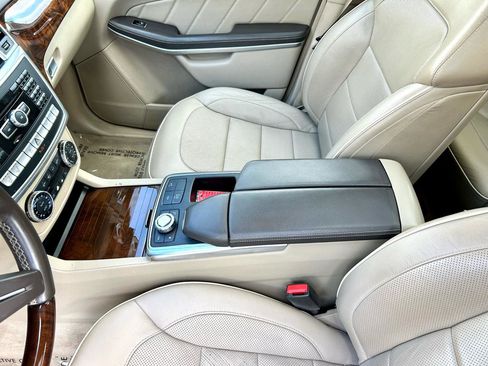 Used 2013 Mercedes-Benz GL 550 4MATIC image 16