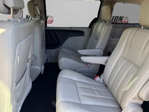 Used 2012 Chrysler Town & Country Touring-L w/ Driver Convenience Group image 10