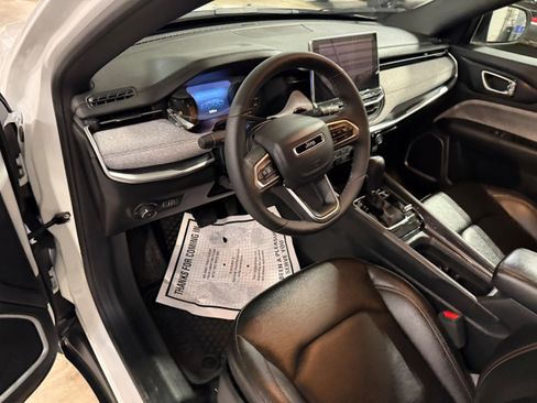 Used 2024 Jeep Compass Latitude image 37