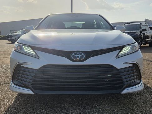 Used 2022 Toyota Camry XLE FWD image 2