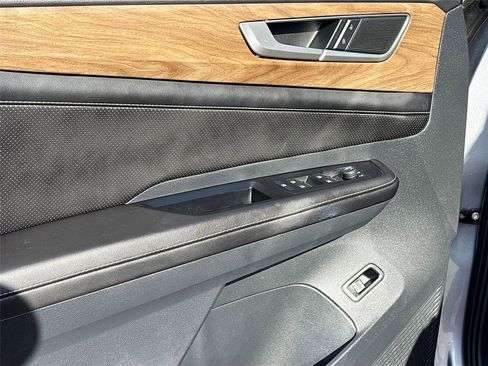 Used 2025 Volkswagen Atlas SE image 16