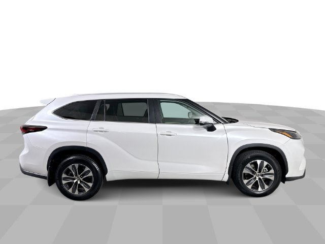 Used 2024 Toyota Highlander XLE AWD/4WD image 9