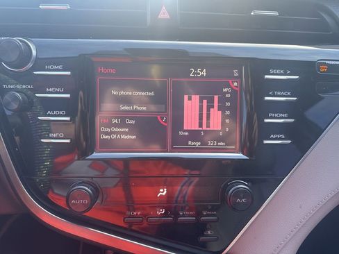 Used 2018 Toyota Camry L image 10