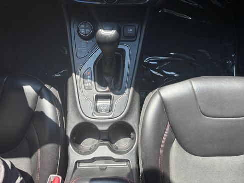 Used 2019 Jeep Cherokee Trailhawk image 9