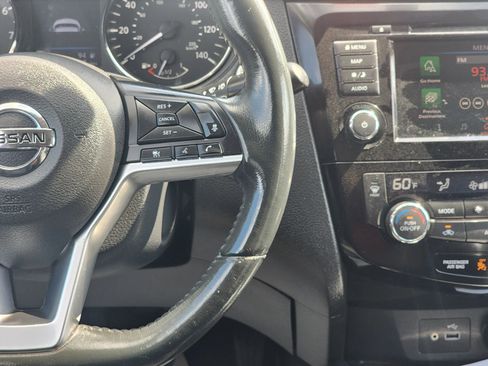 Used 2018 Nissan Rogue SV w/ Premium Package image 13