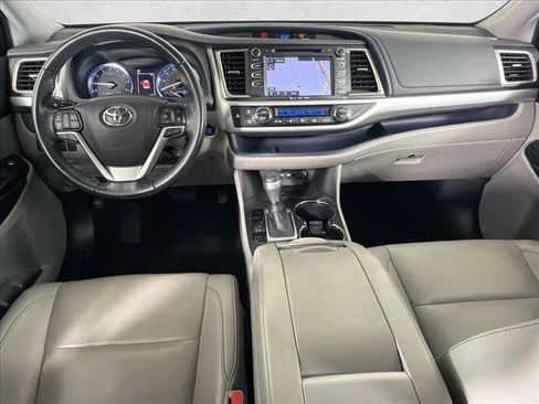 Used 2019 Toyota Highlander XLE FWD image 25