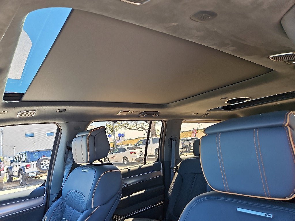 Used 2023 Jeep Grand Wagoneer Series III AWD/4WD image 20