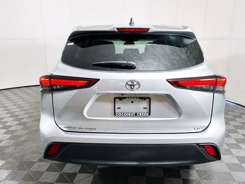 Used 2023 Toyota Highlander LE image 4