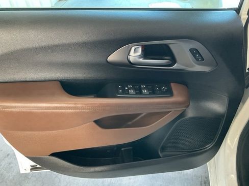 Used 2017 Chrysler Pacifica Limited image 5