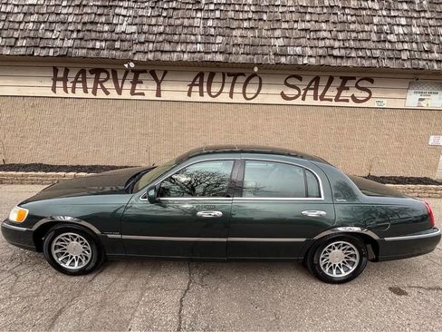 Used 2001 Lincoln Town Car Signature image 3