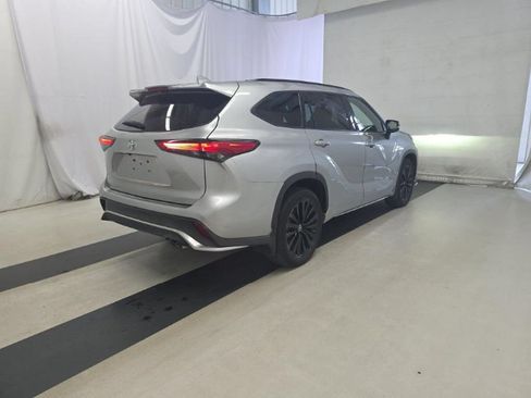 Used 2023 Toyota Highlander XSE AWD/4WD image 4