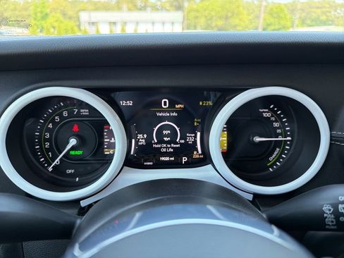 Used 2022 Jeep Wrangler Unlimited Sahara w/ Cold Weather Group AWD/4WD image 9