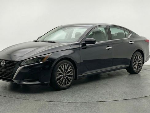 Used 2025 Nissan Altima 2.5 SV FWD image 3