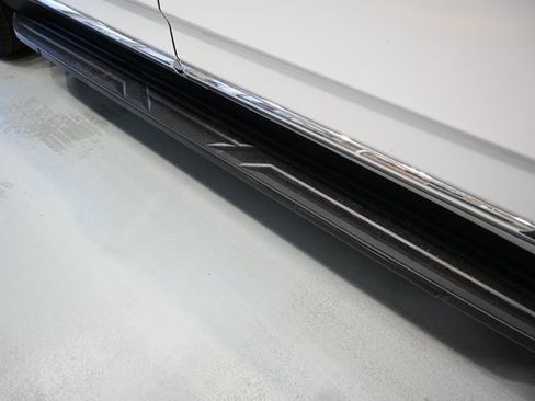 Used 2021 GMC Yukon XL SLT w/ SLT Premium Package image 32