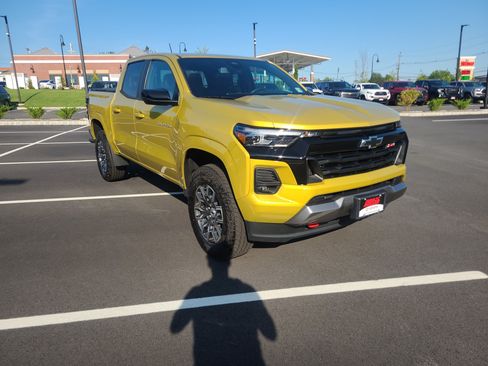 Used 2023 Chevrolet Colorado Z71 w/ Z71 Convenience Package 2 AWD/4WD image 3