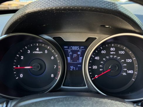 Used 2012 Hyundai Veloster FWD image 17