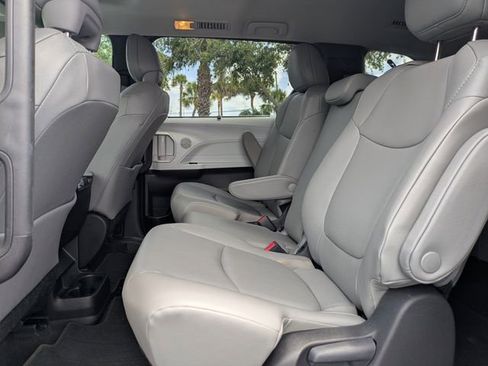 Used 2025 Toyota Sienna XLE FWD image 16