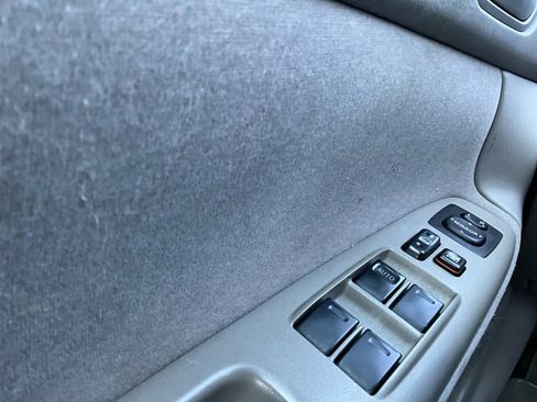 Used 2004 Toyota Camry LE FWD image 19