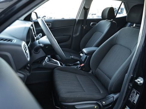 Used 2023 Hyundai Venue SE image 17