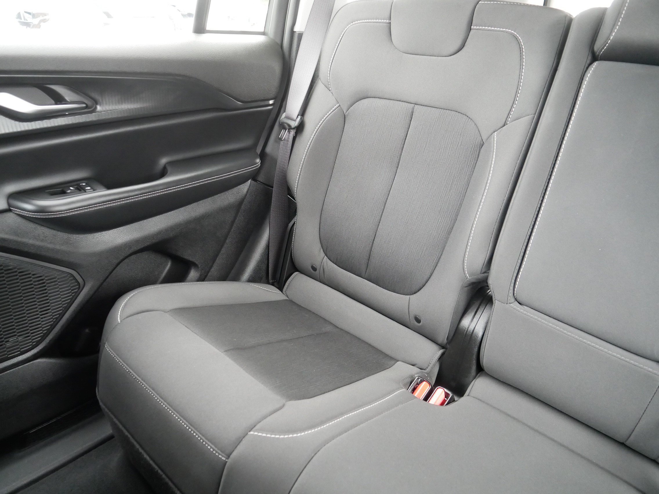 Used 2023 Jeep Grand Cherokee Laredo w/ Luxury Tech Group I AWD/4WD image 12