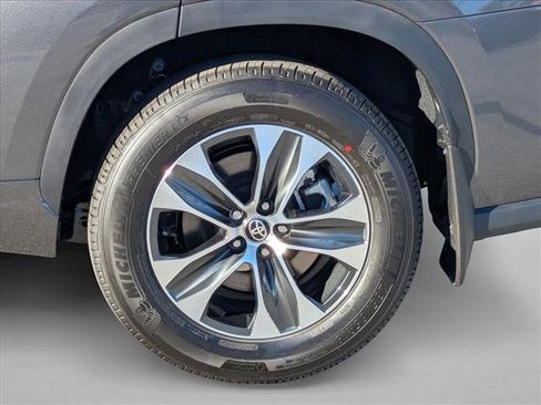 New 2025 Toyota Highlander LE image 10