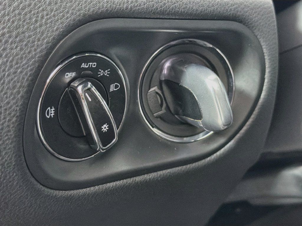 Certified 2023 Porsche Macan AWD/4WD image 11
