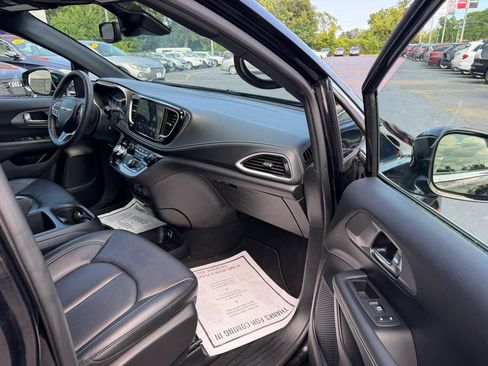 Used 2025 Chrysler Pacifica Select FWD image 17