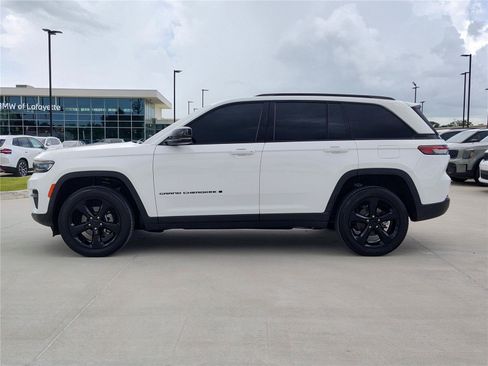 Used 2024 Jeep Grand Cherokee Altitude AWD/4WD image 3