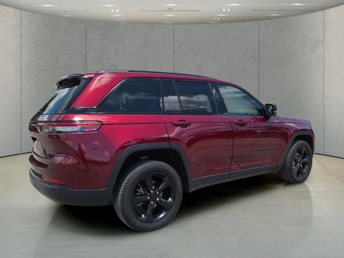 Used 2023 Jeep Grand Cherokee Limited w/ Black Appearance Package AWD/4WD image 4