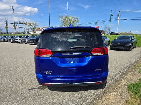 Used 2020 Chrysler Pacifica Limited w/ Tire & Wheel Group FWD image 4
