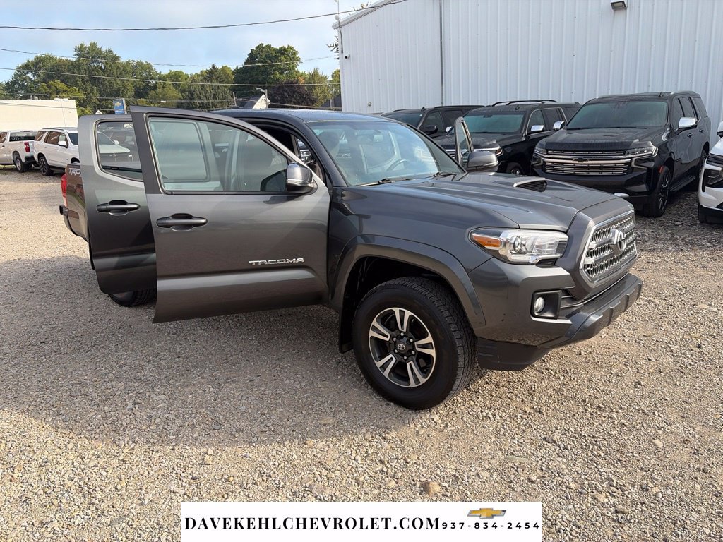 Used 2016 Toyota Tacoma TRD Sport AWD/4WD image 36