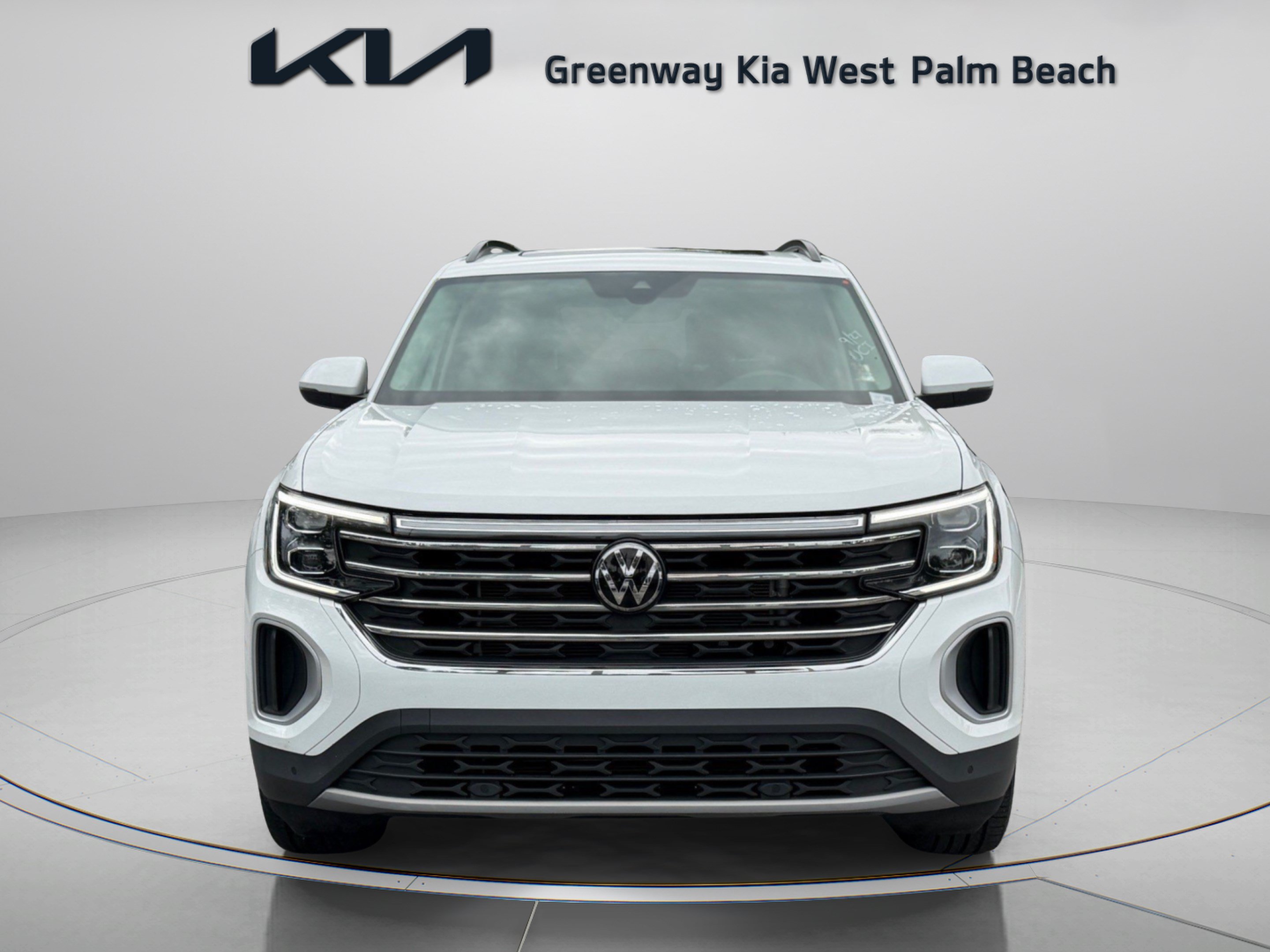 Used 2024 Volkswagen Atlas SE FWD image 2