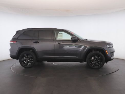 Used 2023 Jeep Grand Cherokee Altitude AWD/4WD image 23