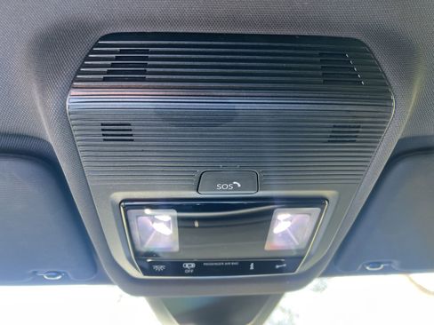 Used 2025 Volkswagen Atlas Cross Sport SE image 18